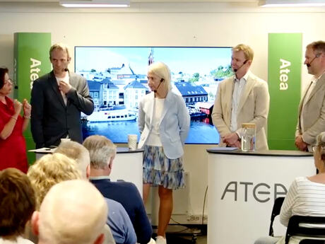 Deltakerne på scenen