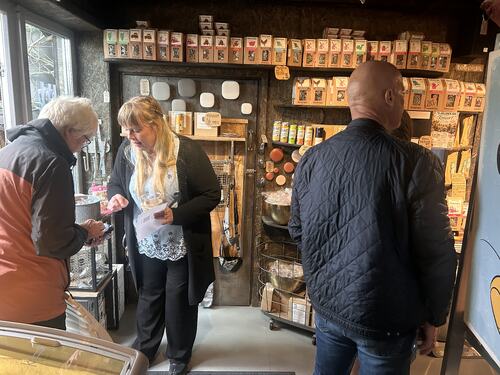 Silje Sandstrak ønsket folk velkommen og solgte billetter til konserten.