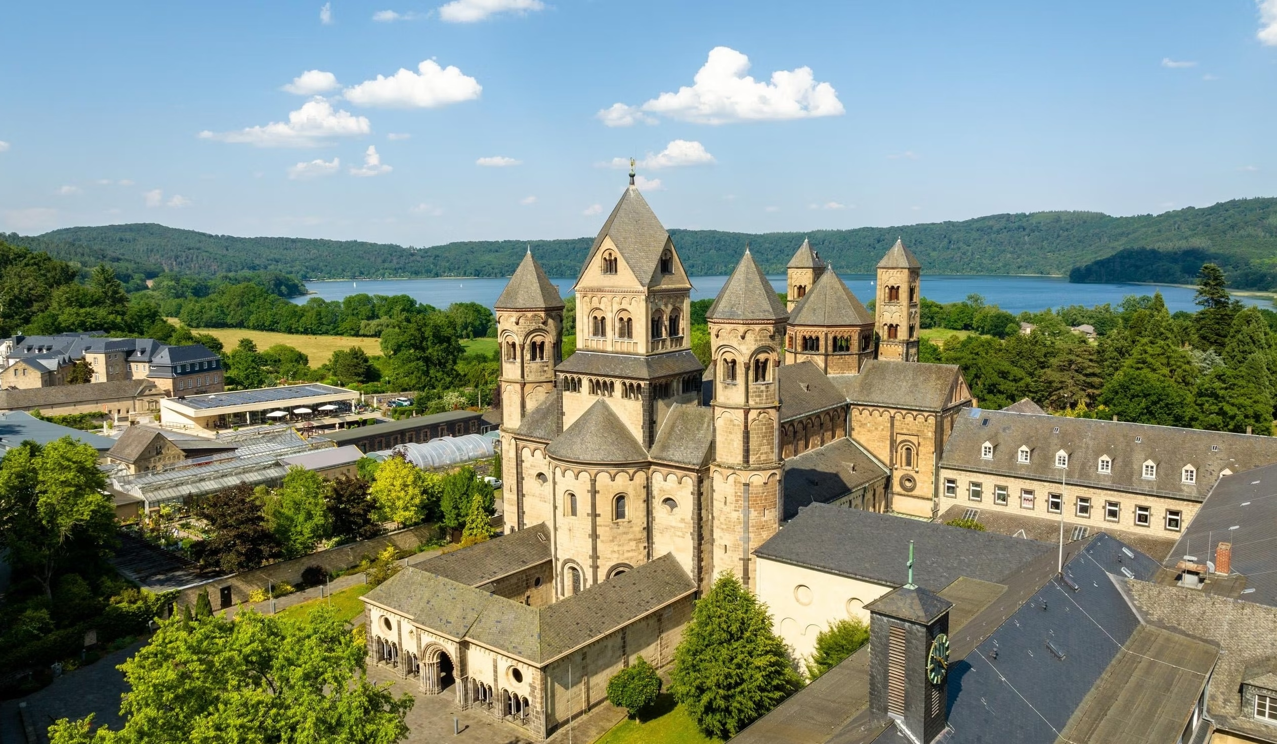 Lac de Laach Abbaye Maria Laach.jpg