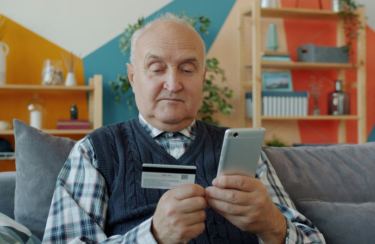 Digital inkludering handlar ikkje lenger om å kome seg på nett, men om å kjenne seg trygg og meistre det som skjer der. Foto: Unsplash Eldre mann med mobil
