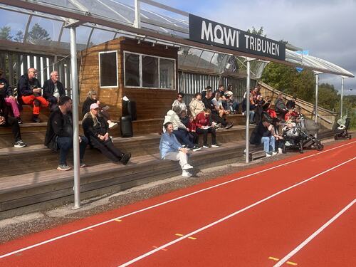 Mange fulgte kampen på vakre Herøy stadion.