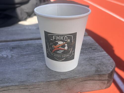FK Herøy/Dønna satser på profilering. I tillegg til ny hjemmeside og egne supporterskjerf har klubben nå også fått logoen på kaffekoppene.