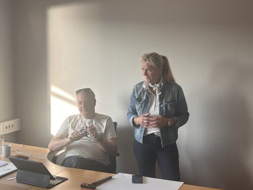 Ordfører Elbjørg Larsen var invitert til det første styremøtet i det nye klubblokalet. Her er hun sammen med Roger Bastesen.