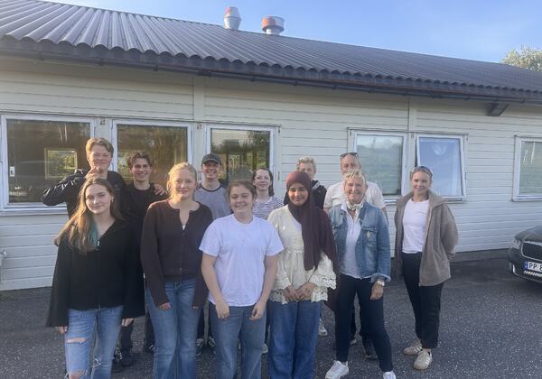 Ungdomsklubben tar fom i nye lokaler_styret med ledere og ordfører