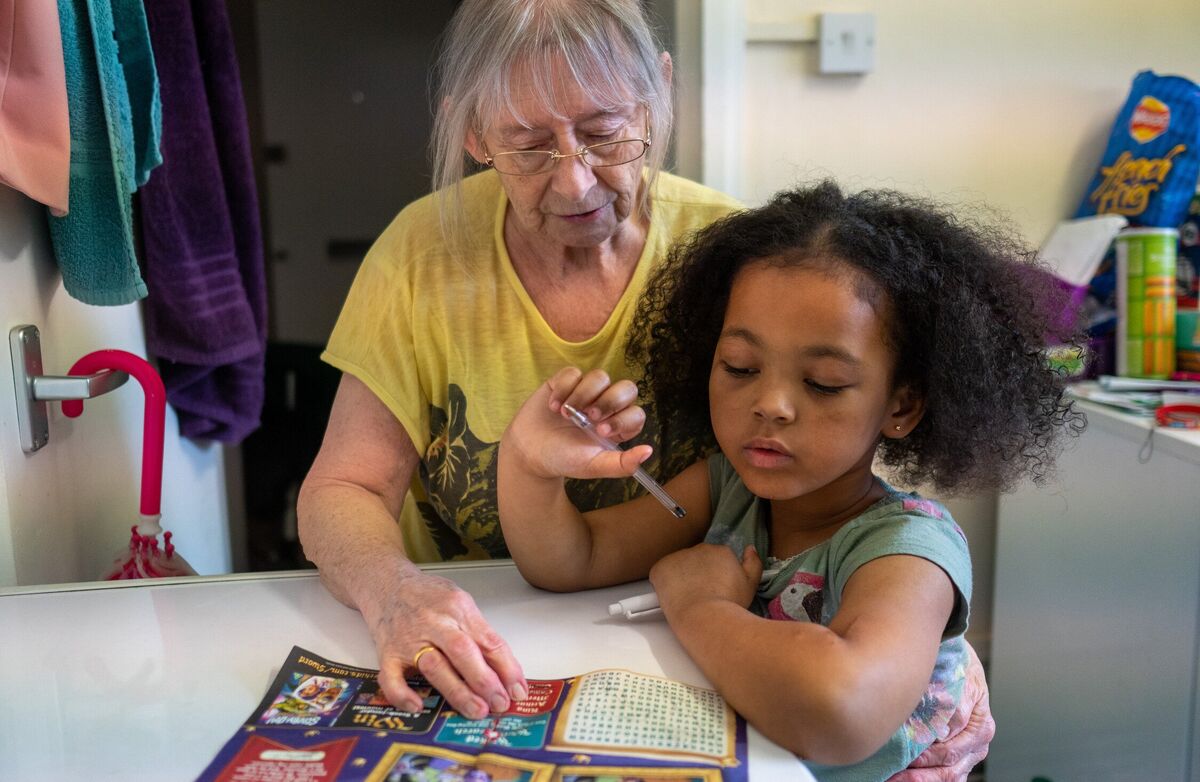 Temaer som beredskap, digital inkludering og kontakt mellom generasjoner løftes stadig oftere fram som viktige deler av et aldersvennlig samfunn. Foto: Centre for Ageing Better eldre kvinne med et barn