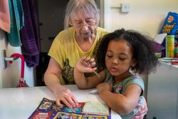 Temaer som beredskap, digital inkludering og kontakt mellom generasjoner løftes stadig oftere fram som viktige deler av et aldersvennlig samfunn. Foto: Centre for Ageing Better eldre kvinne med et barn