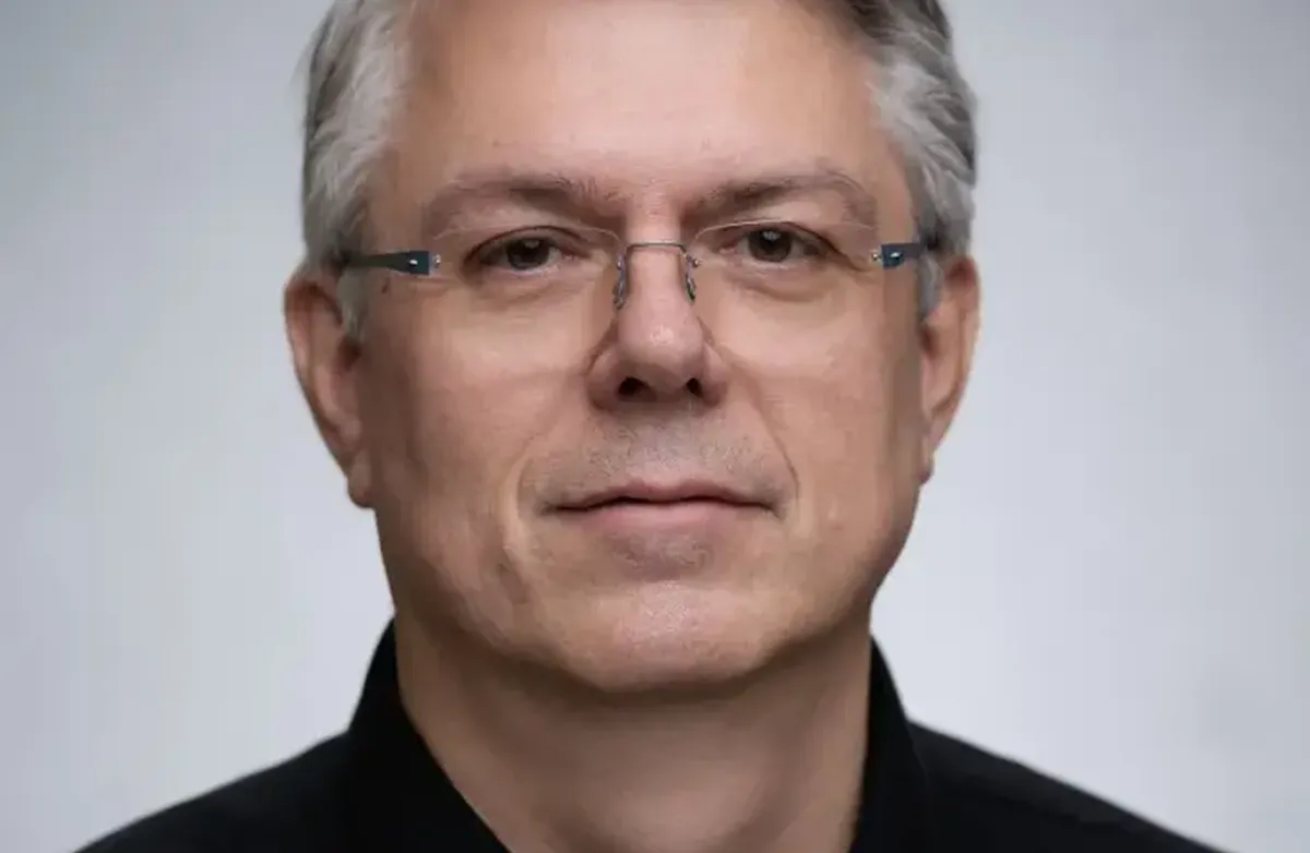 Sikkerhet handler ikke bare om å holde angriperen ute, men om at samfunnet fungerer mens angrepet pågår, skriver Roger Ison Haug. Foto: Privat Alvorlig mann med grått velpleid hår.
