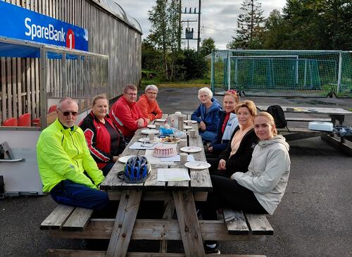 I forkant av prøvetakingen ble gjengen samlet til en liten kaffestund der det også ble delt ut to gullmerker. Fra venstre: Bjarne Nikolaisen, Laila Furu Vold, Alf Rune Olsen, Grete Sommerseth, Wenche Skagen, Elin Karina Hanssen, ita Larsen og Sofie Berg K I forkant av prøvetakingen ble gjengen samlet til en liten kaffestund der det også ble delt ut to gullmerker. Fra venstre: Bjarne Nikolaisen, Laila Furu Vold, Alf Rune Olsen, Grete Sommerseth, Wenche Skagen, Elin Karina Hanssen, ita Larsen og Sofie Berg K