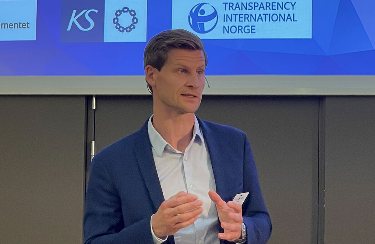 Petter Skjærvø i Økokrim beskrev en utvikling der kriminaliteten i økende grad utføres av profesjonelle og organiserte aktører, også med internasjonale forbindelser. Når de selv mangler kompetanse, henter de profesjonelle hjelpere. Foto: Torbjørn Vinje Petter Skjærvø, korrupsjonsforebygger i Økokrim, holder innlegg på Etikkonferansen. På skjermen bak ham vises blant annet logoene til KS og Transparency International Norge.