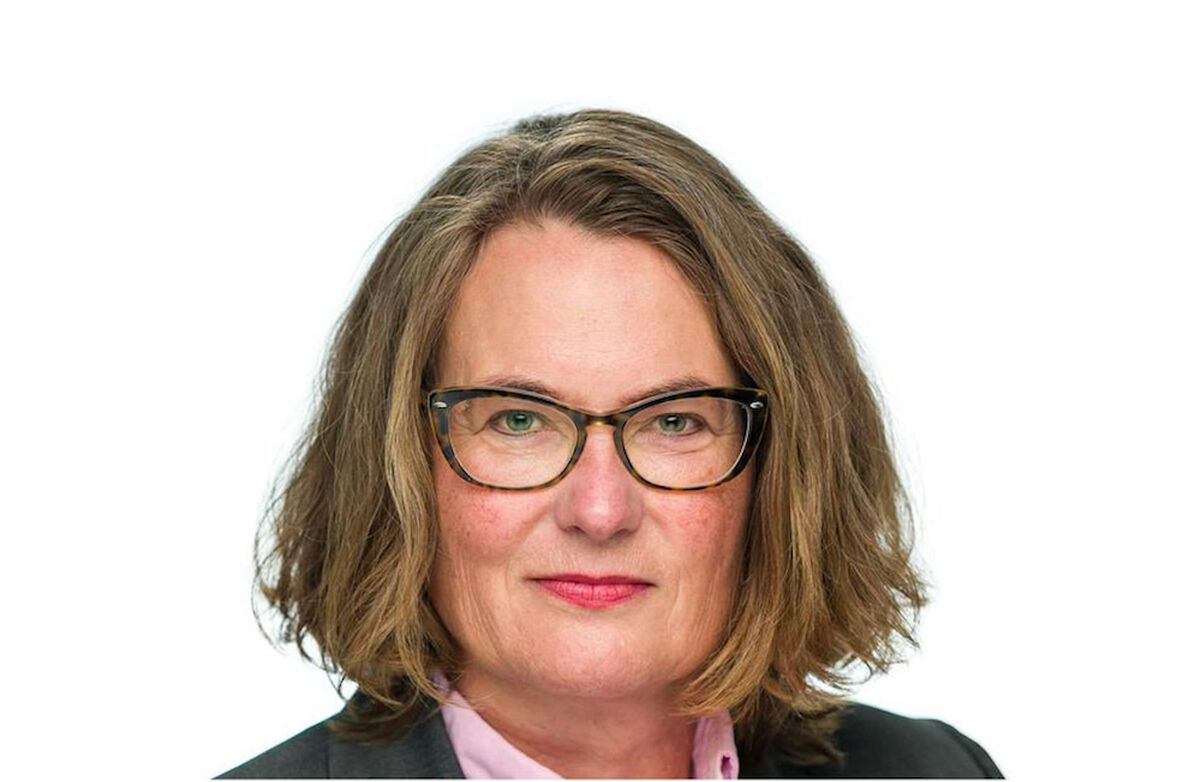 Gjennom månedene med gransking, kontrollutvalg, offentlig høring og politisk behandling forsøkte Sundtoft å holde fast ved én strategi: de samme faktaene på alle arenaer. Foto: Kjell Inge Søreide / Agder fylkeskommune Portrett av Tine Sundtoft med briller og skulderlangt hår, fotografert mot lys bakgrunn. Hun har mørk jakke og en lys rosa skjorte.