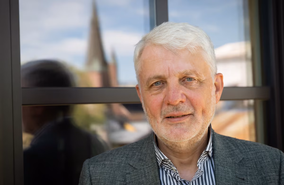 Dagfinn Høybråten oppsummerte: Det handler om å oppdage risiko før noe går galt, stille spørsmål mens det fortsatt er mulig å endre kurs – og sørge for at den som står nærmest innbyggeren, ikke blir stående alene med konsekvensene. Foto: Kirkens Nødhjelp Portrett av Dagfinn Høybråten, tatt utendørs. Han er alvorlig og ser inn i kamperaet. Han har grått hår og skjegg.