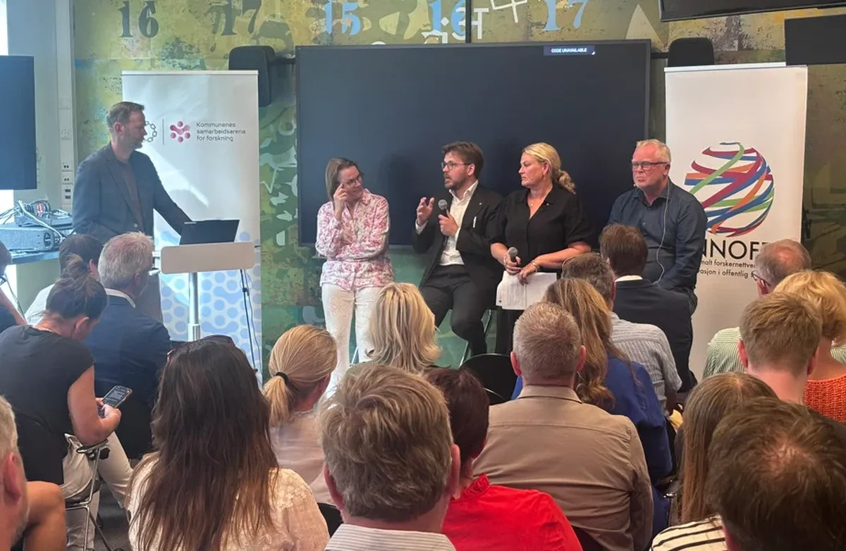 F.v: Roger Lian, Kristin Weidemann Wieland, Ole Martin Slyngstadli, Cecilie Dahl-Jørgensen Pind og Kjell Erik Øie. Foto: KS F.v: Roger Lian, Kristin Weidemann Wieland, Ole Martin Slyngstadli, Cecilie Dahl-Jørgensen Pind og Kjell Erik Øie