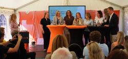 Frå debatten i Arendal. Foto: uutilsynet.no Debattdeltaktere på scenen i Arendal 2026