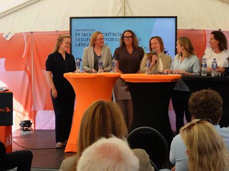 Debattdeltaktere på scenen i Arendal 2026