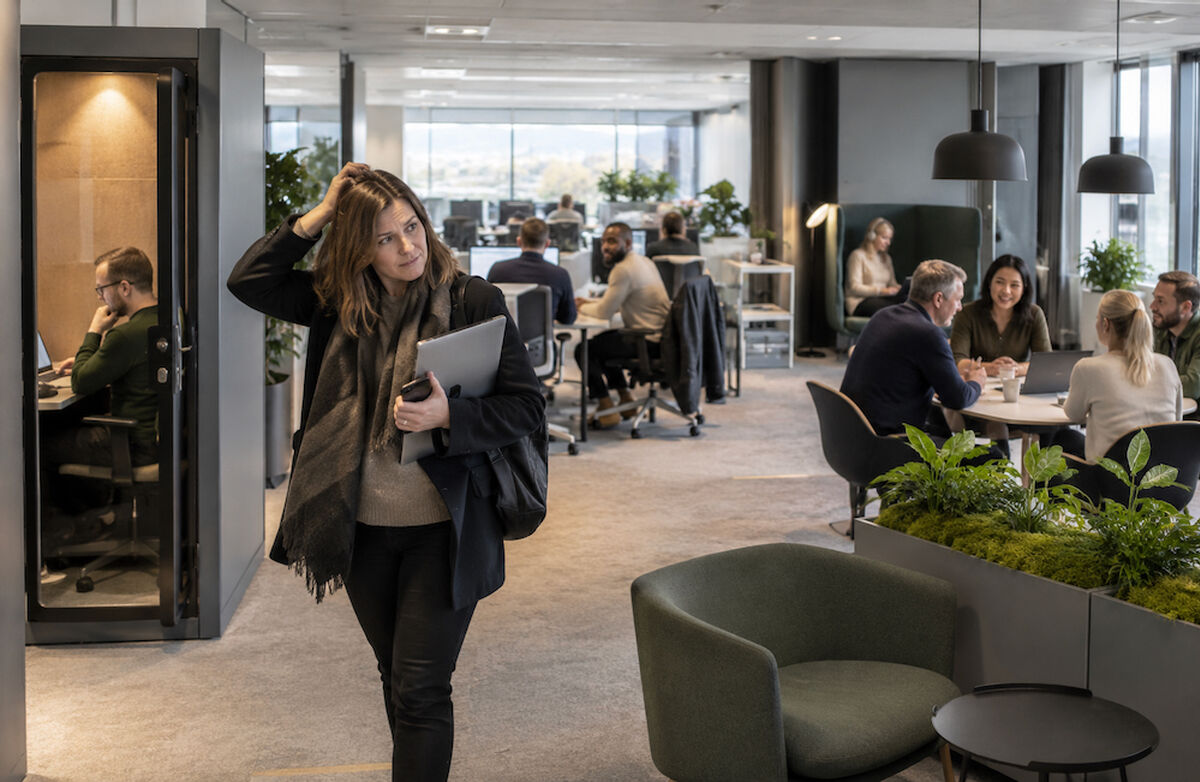 Det er lurt å vere forsiktig med å snakke overordna om kor vidt aktivitetsbaserte kontor er bra eller dårleg. For det vil truleg slå ut ulikt i ulike verksemder med ulike utgangspunkt, seier Randi Hovden Borge. Foto: KI-generert Aktivitetsbasert kontormiljø. En kvinne med PC under armen leter etter en ledig plass.
