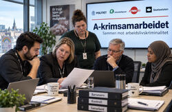 Foto: KI-generert (det kan forekomme unøyaktigheter i gjengivelsen av logoer) Et møtebord med flere fagpersoner som gjennomgår dokumenter. På skjermen bak vises logoene til Politiet, Arbeidstilsynet, Nav og Skatteetaten under A-krimsamarbeidet.