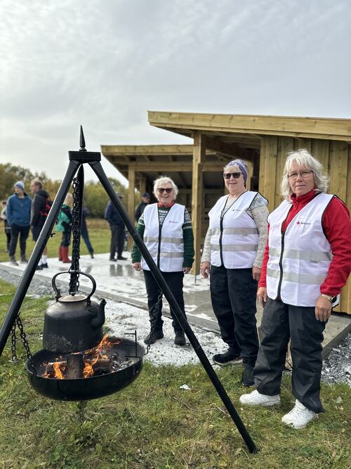 Her er tre av damene fra Herøy Røde Kors som stilte på på arrangementet. Fra venstre: Paula Nyrud, Ellinor Olsen og Eli Heidi Edvardsen.