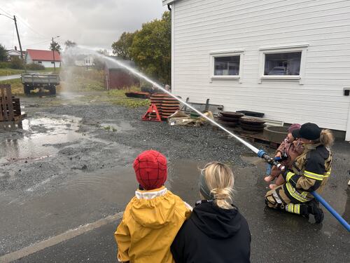 Mange barn benyttet anledningen til å prøve brannslangene.