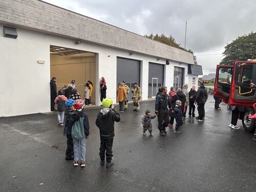 Det sure været bidro nok til at litt færre folk møtte opp til åpen dag på brannstasjonen i år.