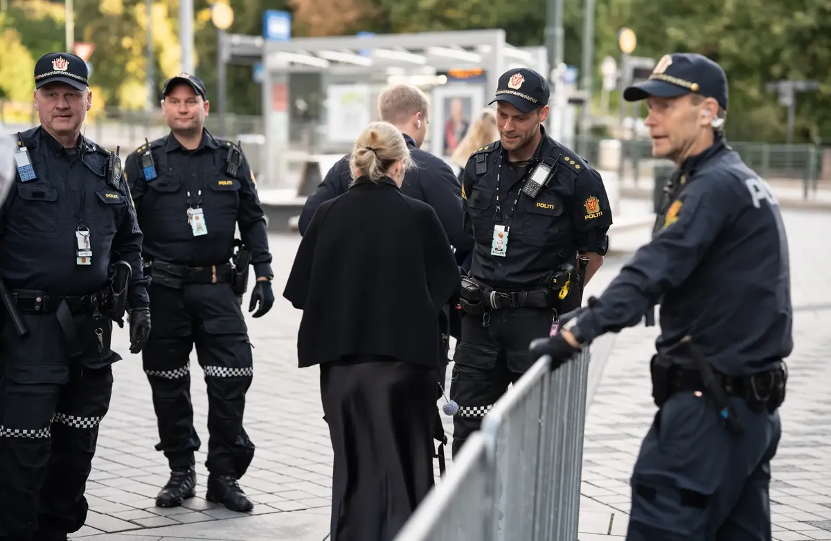 Gjennom dybdeintervjuer med toppledere i politiet finner studien at KI først og fremst må forstås og håndteres som et leder- og styringsspørsmål, snarere enn et avgrenset IT-prosjekt, skriver Silvija Seres og Gisle Pedersen. Foto: Politiet Politifolk på jobb under gravferden