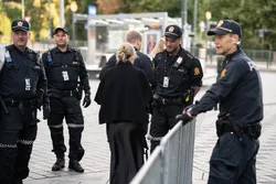 Gjennom dybdeintervjuer med toppledere i politiet finner studien at KI først og fremst må forstås og håndteres som et leder- og styringsspørsmål, snarere enn et avgrenset IT-prosjekt, skriver Silvija Seres og Gisle Pedersen. Foto: Politiet Politifolk på jobb under gravferden