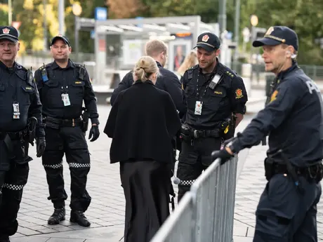 Politifolk på jobb under gravferden