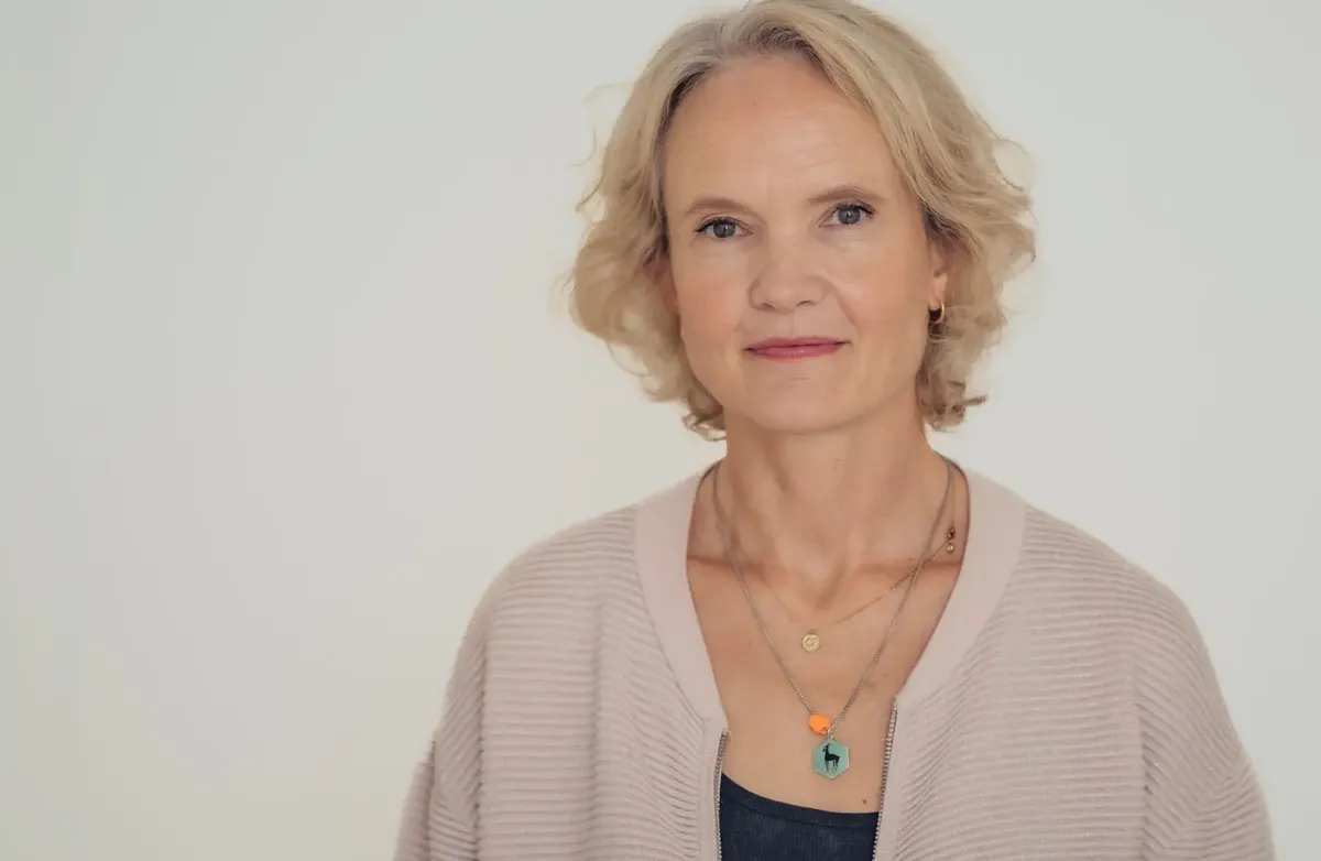 Helle Jacobsens mor ble utsatt for svindel. – Etter denne hendelsen sa hun faktisk for første gang at hun følte seg gammel. Selv om hun fikk alle pengene tilbake, fikk hun ikke den samme tryggheten tilbake. Foto: Ilja C. Hendel/Datatilsynet Kvinne, lys, halvlangt hår, blå øyne, ser alvorlig inn i kameraet