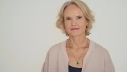 Helle Jacobsens mor ble utsatt for svindel. – Etter denne hendelsen sa hun faktisk for første gang at hun følte seg gammel. Selv om hun fikk alle pengene tilbake, fikk hun ikke den samme tryggheten tilbake. Foto: Ilja C. Hendel/Datatilsynet Kvinne, lys, halvlangt hår, blå øyne, ser alvorlig inn i kameraet