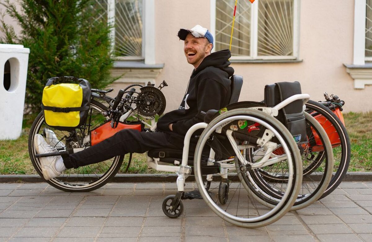 Ung og blid mann i en spesiell liggesykkel.