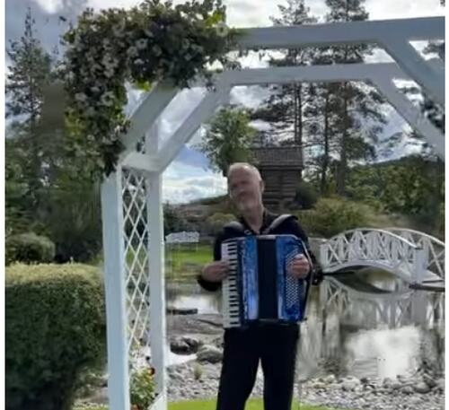 Alf Knutsen har laget en video der han framfører deler av «Brudemarsj fra Herøy» på trekkspill. Opptaket ble gjort i den engelske hagen ved Losby Gods i Lørenskog som promotering for bryllup.