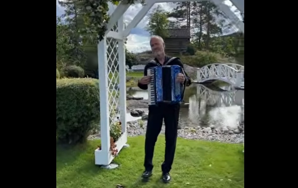 Skjermdump fra filmen på Youtube. Skjermdump fra filmen på Youtube.