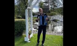 Skjermdump fra filmen på Youtube. Skjermdump fra filmen på Youtube.