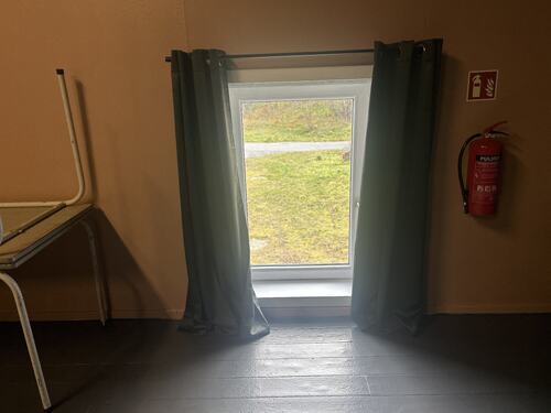 Det er satt inn nye vinduer i nesten hele bygget. Det er satt inn nye vinduer i nesten hele bygget.