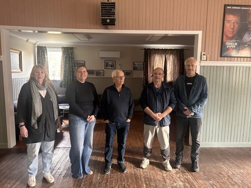 Nytt liv for undomshuset på Sør-Herøy_styret samlet i storsalen