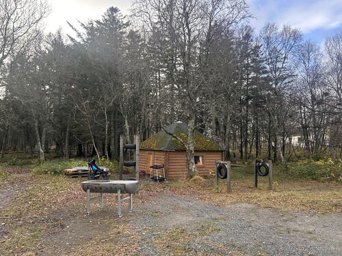 Gapahuken ligger i et flott uteområde ved barnetrinnet på Herøy skole.