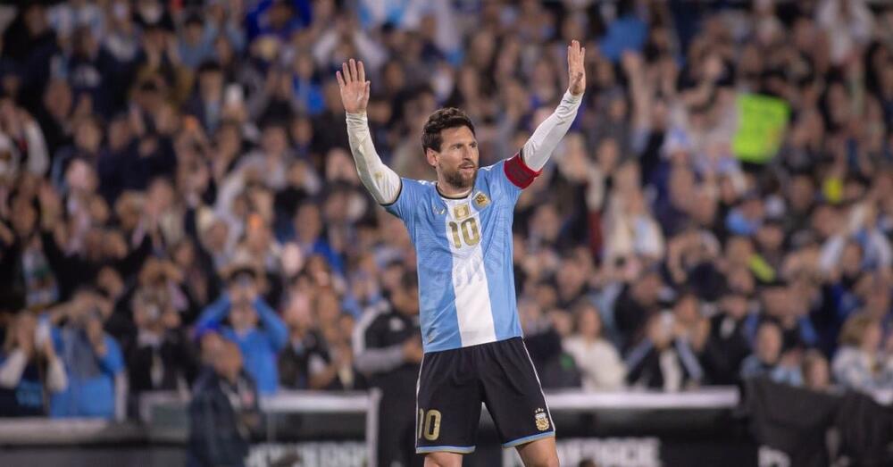 Lionel Messi salue le public lors de son dernier match avec l