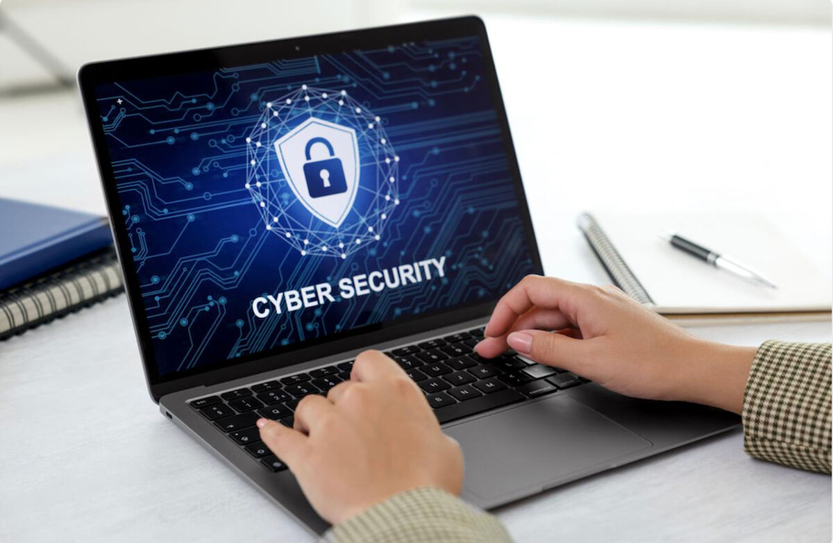 En bærbar datamaskin med teksten «Cyber Security» på skjermen illustrerer betydningen av digital sikkerhet og behovet for å beskytte informasjon og personopplysninger mot digitale trusler.