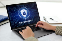 En bærbar datamaskin med teksten «Cyber Security» på skjermen illustrerer betydningen av digital sikkerhet og behovet for å beskytte informasjon og personopplysninger mot digitale trusler.
