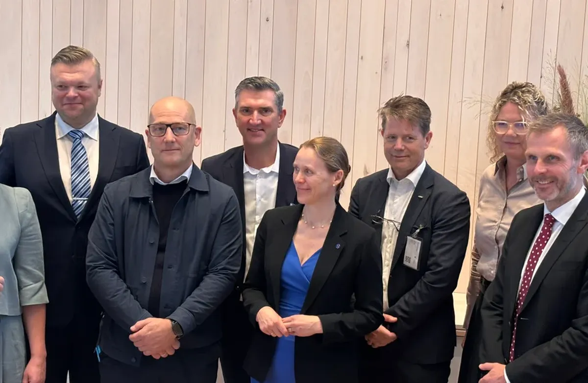 KI-løftets intensjon er å koordinere innsatsen på tvers av kommuner og fylkeskommuner i stedet for at alle gjør ting hver for seg. Foto: KS Partenes representanter i felles bilde ved signeringen.