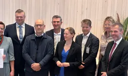 Partenes representanter i felles bilde ved signeringen.