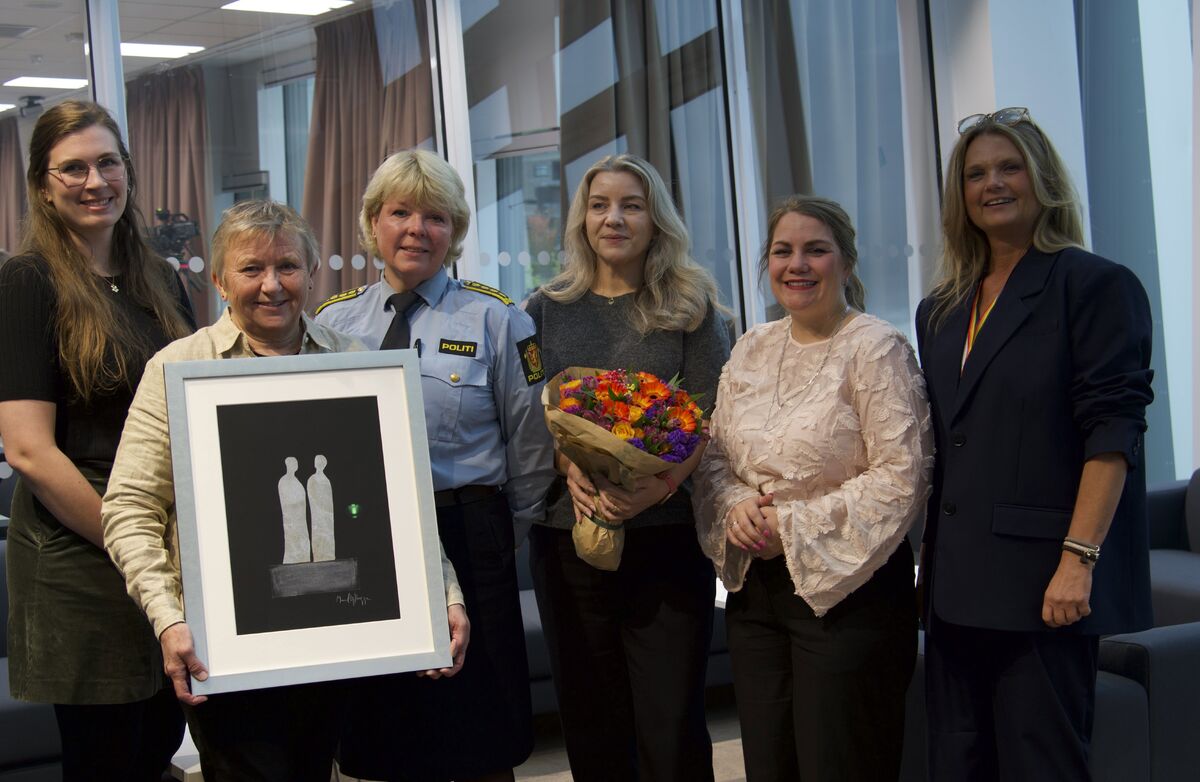 Fra venstre Stine Marie Sydow, Mona Hovland Jakobsen, Torill Sorte, Tonje Wedul og Hilde Skaugrud med den prestisjetunge klarspråkprisen som i år gitt til politiet i kategorien for statsorgan. Statssekretær Marianne Wilhelmsen (nr 2 fra høyre) overrakte prisen.