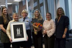 Fra venstre Stine Marie Sydow, Mona Hovland Jakobsen, Torill Sorte, Tonje Wedul og Hilde Skaugrud med den prestisjetunge klarspråkprisen som i år gitt til politiet i kategorien for statsorgan. Statssekretær Marianne Wilhelmsen (nr 2 fra høyre) overrakte prisen.