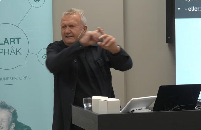 Kjell Terje Ringdal gestikulerer engasjert.