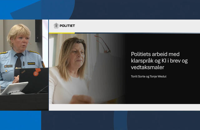 Toril Sorte på scenen i politiuniform