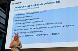 Kontoutskrifter kan avsløre langt mer enn pengestrømmer. Emilie Woodson fra Oslo politidistrikt viste hvordan de brukes i etterforskning av ulike straffesaker. Foto: Mona Hovland Jakobsen. Emilie på scenen med et lysbilde i bakgrunnen som viser hva bankutskrifter kan brukes til