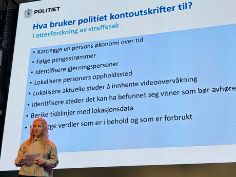 Emilie på scenen med et lysbilde i bakgrunnen som viser hva bankutskrifter kan brukes til