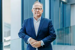 Geir Arne Olsen, norgessjef i Netcompany, mener Norge må gå fra å være en storforbruker av teknologi til å bli en aktiv utvikler av digitale løsninger. Foto: Netcompany. Portrettbilde av Olsen i et kontormiljø