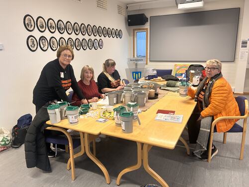 Tellingen er i gang søndag ettermiddag. Fra venstre ser vi Hilde Olsen, Janne Grethe Eide og Silje Sandstrak i aksjonskomiteen mens Ellinor Olsen leverer bøssa si.