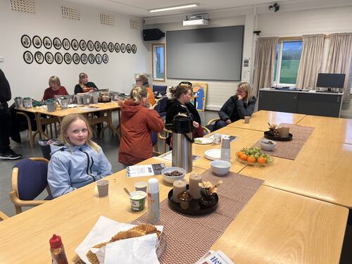 Bøssebærerne fikk servert vafler og andre godsaker da de leverte bøssene på rådhuset søndag ettermiddag.