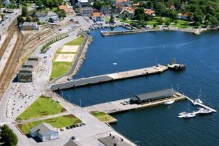C Indre havn, oversikt - stupetårn ytterst på brygga-web